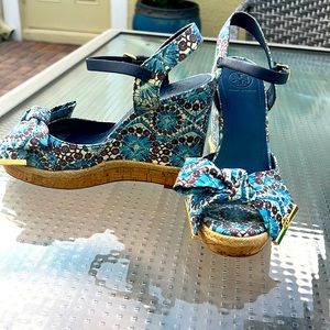 Tory Burch Wedge Platform Sandals ~ Blue, Cream & Brown Pattern ~ VGUC ~ Size 8